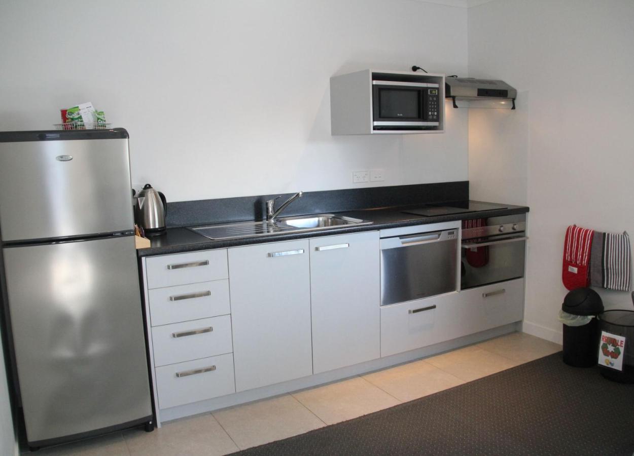 Pukekura Motor Lodge New Plymouth Extérieur photo A kitchen in a student apartment