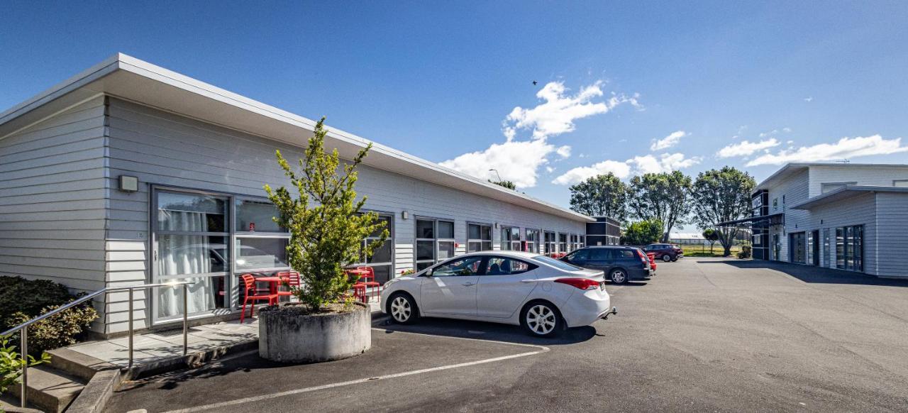 Pukekura Motor Lodge New Plymouth Extérieur photo The motel at the airport