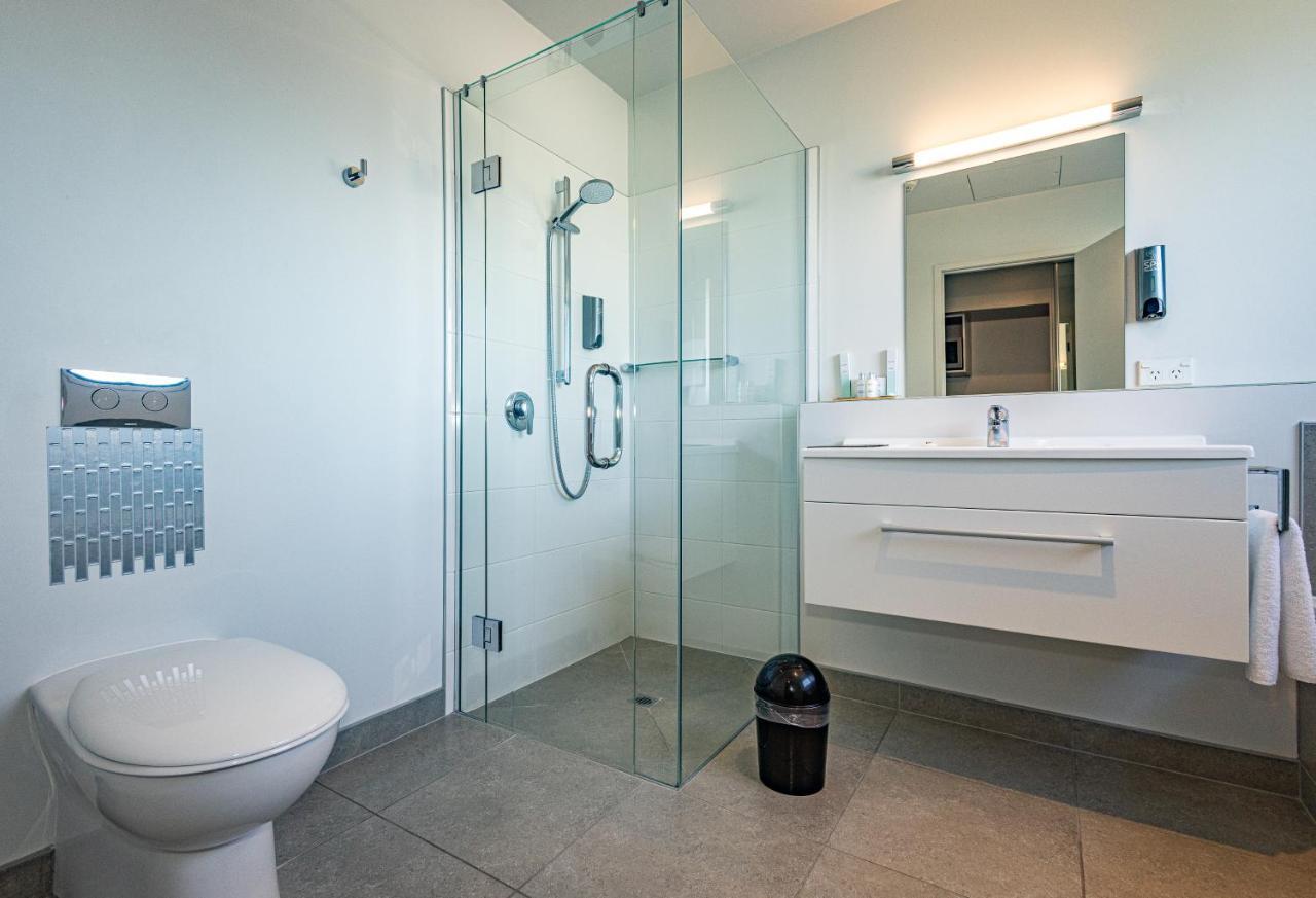 Pukekura Motor Lodge New Plymouth Extérieur photo A modern bathroom with a shower cubicle
